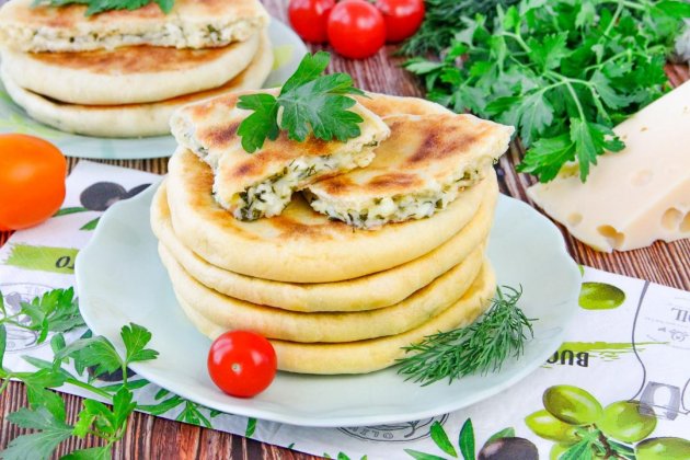 Коржики з сиром та зеленню на сковороді