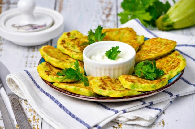 Кабачкові оладки з кабачків на сковороді