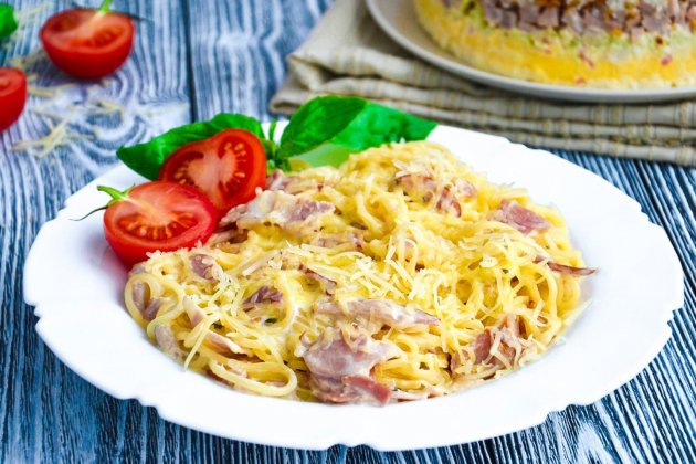 Паста карбонару з беконом та вершками класична