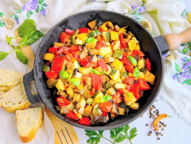 Баклажани тушковані з овочами на сковороді