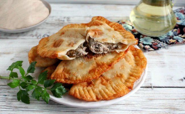 Чебуреки на сковороді з м'ясом