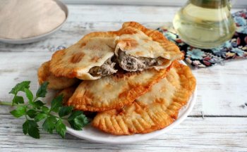 Чебуреки на сковороді з м'ясом