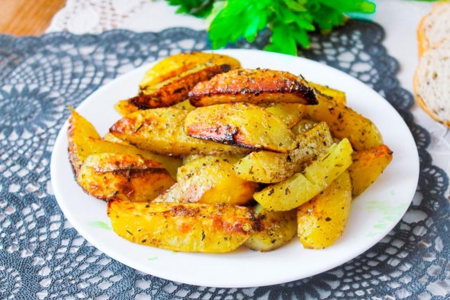 Картопля часточками запечена в духовці