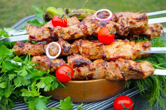 Шашлик у маринаді з майонезом і цибулею зі свинини