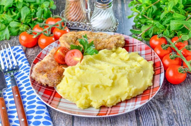 Картопляне пюре з маслом і молоком