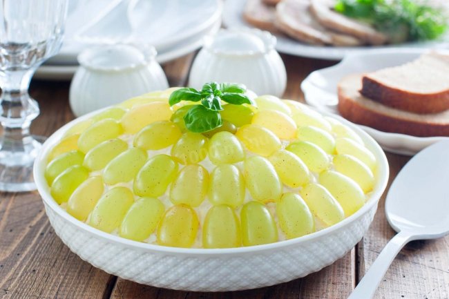 Салат Тіффані з виноградом і куркою
