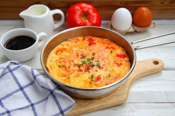 Омлет із помідорами на сковороді