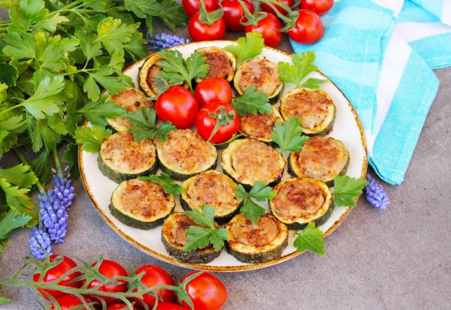 Кабачки з фаршем на сковороді