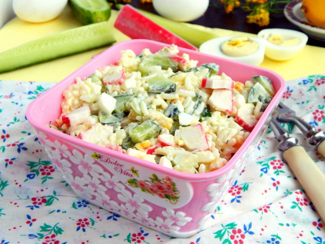 Салат із рисом, крабовими паличками, огірком і кукурудзою