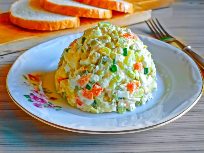 Салат Столичний класичний з куркою
