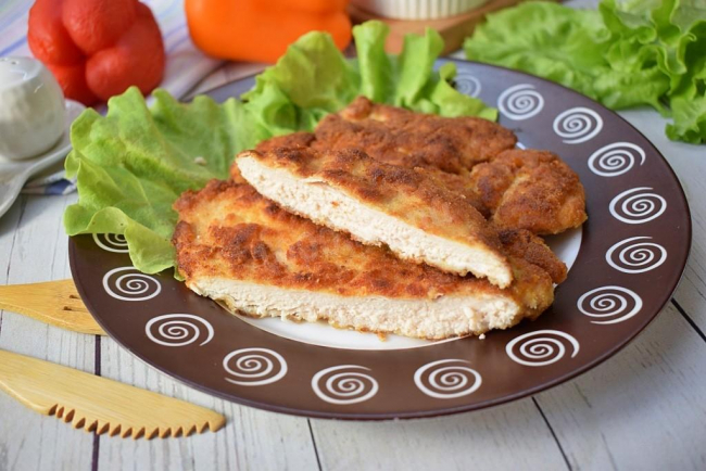 Шніцель курячий у паніровці з грудки на сковороді