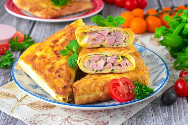 Конвертики з лаваша з ковбасою та сиром