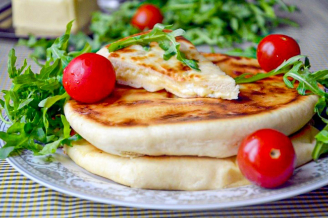 Хачапурі з сиром і сиром на сковороді