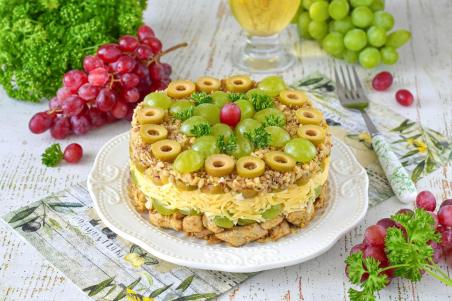 Салат з куркою, виноградом і волоськими горіхами
