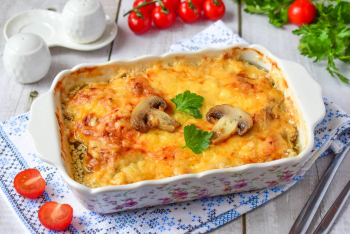 Гриби в духовці з сиром і куркою