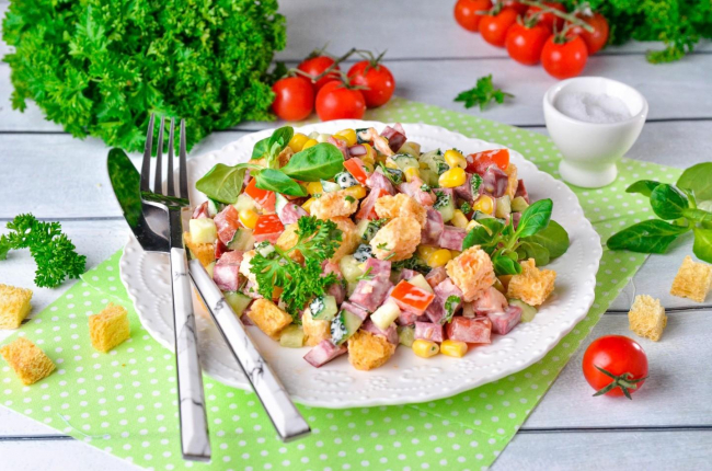 Салат із кукурудзи, ковбаси та огірка